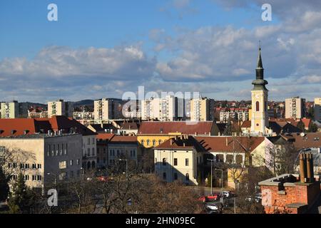 Miskolc, una grande città dell'Ungheria settentrionale: Panoramica con chiesa e blocchi Foto Stock