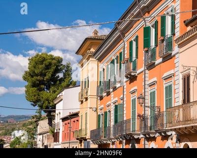 Facciata del blocco colorato con balconi in una tipica città abruzzese (Italia) Foto Stock