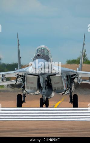 L'Air Force Polacca Mikoyan-Gurevich MIG-29A jet fighter aereo che tassava in al Royal International Air Tattoo Airshow al RAF Fairford. Design russo Foto Stock