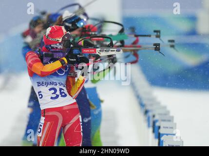 Zhangjiakou, la provincia cinese di Hebei. 13th Feb 2022. Tang Jialin della Cina compete durante l'inseguimento delle donne del biathlon 10km al centro nazionale di Biathlon a Zhangjiakou, provincia di Hebei della Cina del nord, 13 febbraio 2022. Credit: Jiang Hongjing/Xinhua/Alamy Live News Foto Stock