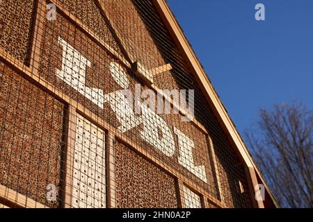 Kirchheim, Germania - 12 febbraio 2022: Lidl Bee Hotel come aiuto per l'inverno per gli insetti. Costruzione per proteggere gli animali, in legno. Primo piano, da BE Foto Stock