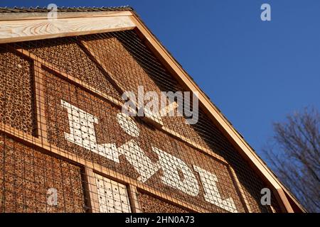 Kirchheim, Germania - 12 febbraio 2022: Lidl Bee Hotel come aiuto per l'inverno per gli insetti. Costruzione per proteggere gli animali, in legno. Primo piano, da BE Foto Stock