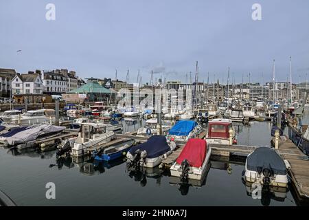 Plymouth Sutton Harbour, bacino interno, yacht a riposo in un rifugio sicuro. Foto Stock