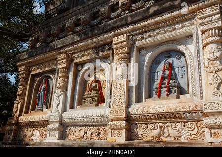 Ringhiere in pietra scolpite che circondano il Tempio di Mahabodhi, alcune risalenti al periodo Sunga (184-72 a.C.) a Bodhgaya, India Foto Stock