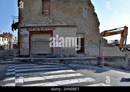 Marsiglia, Francia. 12th Feb 2022. Vista di un edificio dilapidato in fase di demolizione a Marsiglia. La metropoli Aix-Marseille-Provence ha intrapreso la demolizione di un edificio dilapidato composto da casa e un negozio. Credit: SOPA Images Limited/Alamy Live News Foto Stock