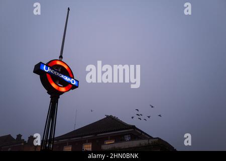 Dusk cielo sopra Burnt Oak Broadway stazione della metropolitana sulla Northern Line di Londra Foto Stock