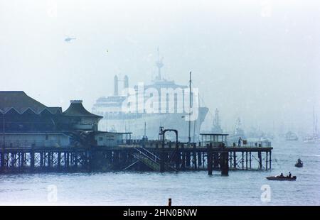 La SS Canberra, che appare dalla nebbia oltre il vecchio molo da Mayflower Park, navigando su Southampton Water fino a un Benvenuto. eroi Foto Stock