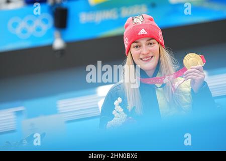 Yanqing, Cina. 12th Feb 2022. Il vincitore tedesco Hannah Neise festeggia con la sua medaglia d'oro sul podio. Credit: Michael Kappeler/dpa-Zentralbild/dpa/Alamy Live News Foto Stock