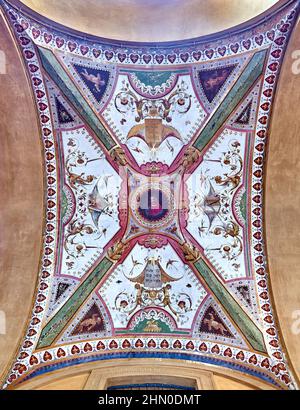 Affresco individuale sul soffitto (pannello 6 lungo Piazza Cavour) di Portici di Bologna. Foto Stock