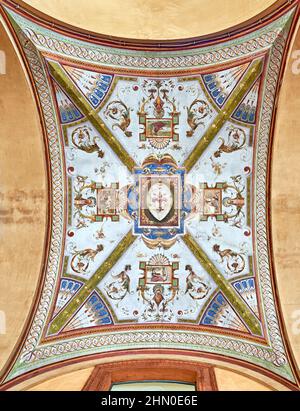 Affresco individuale sul soffitto (pannello 6 lungo via Farini) di Portici di Bologna. Foto Stock