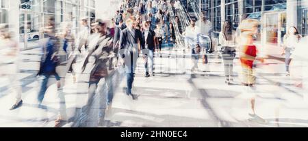 La folla di persone anonime camminando sulla strada trafficata Foto Stock