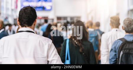 La folla di gente che cammina su una strada Foto Stock