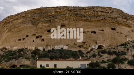 Vista delle grotte troglodyte Cuevas del Calguerin a Cuevas del Almanzora Foto Stock