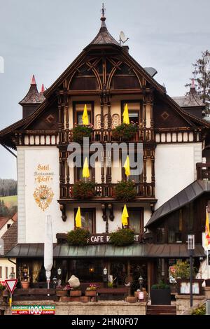 Hotel e caffè vicino alla cascata nella città di Triberg nella Foresta Nera della Germania. Foto Stock