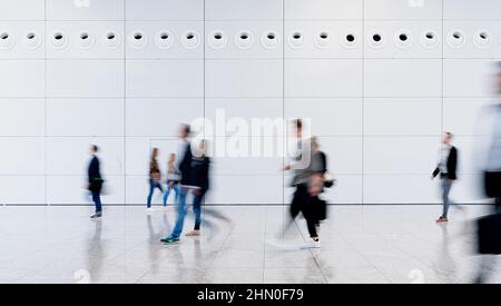 Gli uomini d'affari anonimi vanno in ufficio o in conferenza Foto Stock