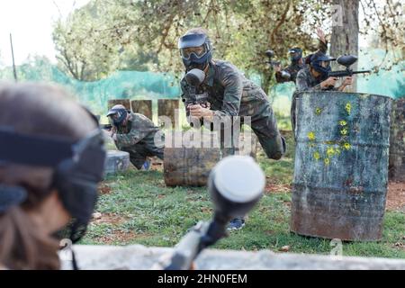 Giocatore di paintball femminile che mira a sparare Foto Stock