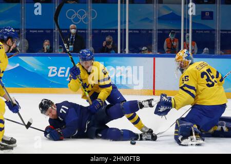 Pechino, Hebei, Cina. 13th Feb 2022. Il team Finland Forward Leo Komarov (71) è stato sconfitto dal difensore del Team Sweden Jonathan Pudas (64) nella partita maschile di hockey su ghiaccio del Gruppo C durante i Giochi Olimpici invernali di Pechino 2022 al National Indoor Stadium. (Credit Image: © David G. McIntyre/ZUMA Press Wire) Credit: ZUMA Press, Inc./Alamy Live News Foto Stock