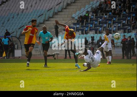 Tunisi, Tunisia. 12th Feb 2022. Tunisi, Tunisia. 12 febbraio 2022. Le squadre Esperance Sportive de Tunis (EST) e Jwaneng Galaxy FC (JGFC) si confrontano allo stadio Rades di Tunisi per la CAF African Champions League (immagine di credito: © Hasan Mrad/IMAGESLIVE via ZUMA Press Wire) Foto Stock