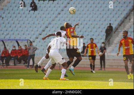 Tunisi, Tunisia. 12th Feb 2022. Tunisi, Tunisia. 12 febbraio 2022. Le squadre Esperance Sportive de Tunis (EST) e Jwaneng Galaxy FC (JGFC) si confrontano allo stadio Rades di Tunisi per la CAF African Champions League (immagine di credito: © Hasan Mrad/IMAGESLIVE via ZUMA Press Wire) Foto Stock