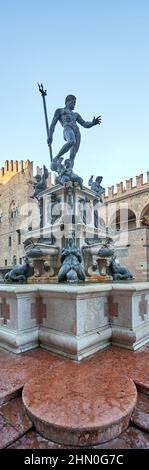 Una fontana di bronzo e marlbel di Nettuno nel centro di Bologna. Foto Stock