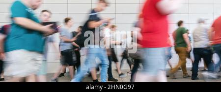 Molti anonimo sfocato persone andare a fare shopping nel centro commerciale Foto Stock