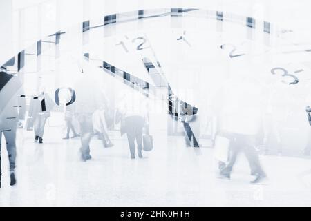 Business Times ore concetto persone hanno affollato la sovrapposizione a piedi con clock di tempo Foto Stock