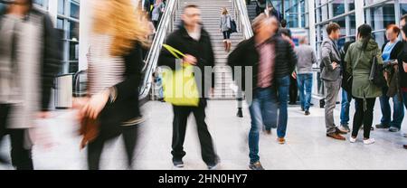 Molti anonimo sfocato chi viaggia in aeroporto o in una fiera commerciale Foto Stock