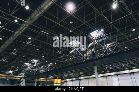 Impianto di illuminazione e ventilazione in un edificio industriale, costruzione di soffitti per sale espositive Foto Stock