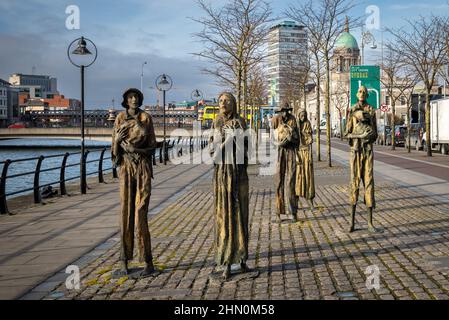 Statue del Memoriale della carestia su Custom House Quay lungo il fiume Liffey nei Docklands di Dublino, Irlanda. Foto Stock