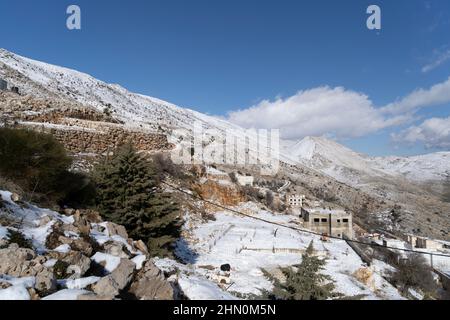 Majdal Shams e Mount Hermon in un inverno nevoso Foto Stock