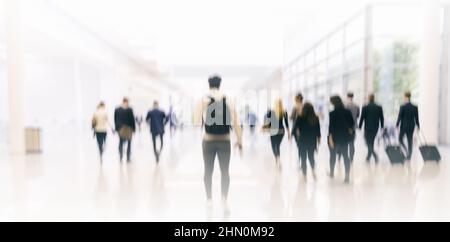 Anonimo folla di persone su scale a manifestazione fieristica Foto Stock