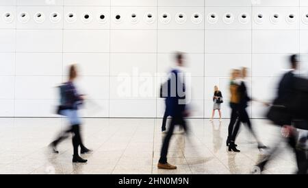 Molti anonimo sfocato chi viaggia in aeroporto o in una fiera commerciale Foto Stock