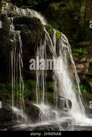 Vista estiva di Cauldron Force, una cascata a West Burton nel Parco Nazionale Yorkshire Dales Foto Stock