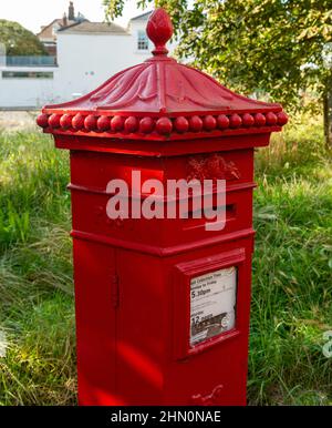 Una rara scatola ornata di colonne di Penfold esagonali vicino a Wimbledon Common a Londra Foto Stock