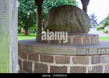 La sede del millennio, pietra e rifugio a Great Ouseburn, North Yorkshire Foto Stock