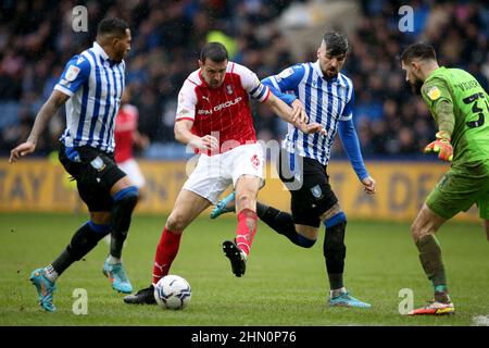 Richard Wood di Rotherham United batte con Nathaniel Mendez-Laing di Sheffield Wednesday (a sinistra) e Callum Paterson durante la partita della Sky Bet League One all'Hillsborough Stadium di Sheffield. Data foto: Domenica 13 febbraio 2022. Foto Stock