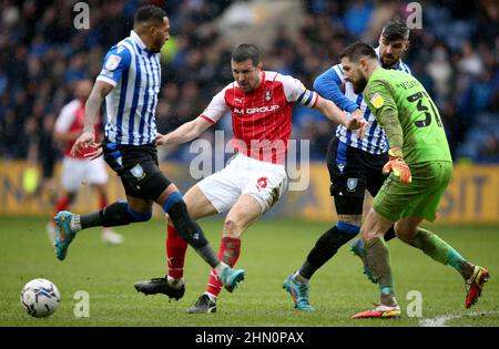 Richard Wood di Rotherham United batte con Nathaniel Mendez-Laing di Sheffield Wednesday (a sinistra) e Callum Paterson durante la partita della Sky Bet League One all'Hillsborough Stadium di Sheffield. Data foto: Domenica 13 febbraio 2022. Foto Stock