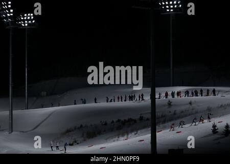 Zhangjiakou, Cina. 13th Feb 2022. Olimpiadi, biathlon, inseguimento 12,5 km, uomini, al National Biathlon Centre, corridori in pista. Credit: Hendrik Schmidt/dpa-Zentralbild/dpa/Alamy Live News Foto Stock