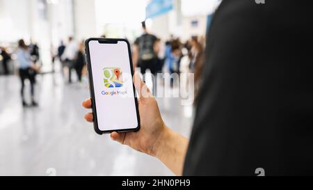 Smartphone Hand Holding con applicazione Google Maps o. Google Maps è un servizio che fornisce informazioni sulle aree geografiche e sui siti circostanti Foto Stock