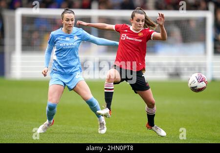 Ella Toone del Manchester United (a sinistra) e la battaglia del Lucy Bronze di Manchester City per la palla durante la partita della Barclays fa Women's Super League all'Academy Stadium di Manchester. Data foto: Domenica 13 febbraio 2022. Foto Stock