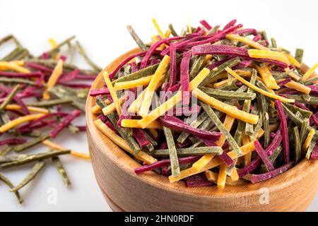 Tagliatelle di verdure di ciotola piena su sfondo bianco Foto Stock