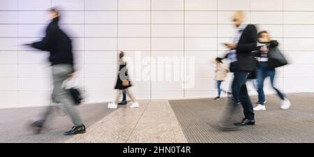 Anonimo sfocato chi viaggia nella hall dell'aeroporto Foto Stock