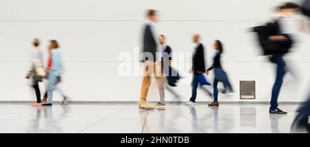 Molte persone passano attraverso il luminoso corridoio di un commercio equo Foto Stock