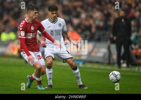 Alex Scott #36 di Bristol City e Jamie Paterson #12 di Swansea City in azione durante la partita a Swansea, Regno Unito il 2/13/2022. (Foto di Mike Jones/News Images/Sipa USA) Foto Stock