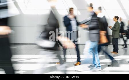 Gli uomini d'affari anonimi vanno alla conferenza d'affari o alla fiera Foto Stock