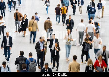 Gli uomini d'affari anonimi vanno alla conferenza d'affari o alla fiera Foto Stock