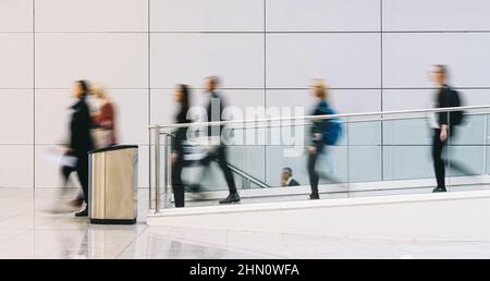 Molti viaggiatori anonimi di affari sfocati vanno in aeroporto o conferenza Foto Stock