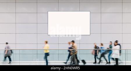 Molti visitatori fiera funzionano sotto la pubblicità poster, copyspace per il tuo testo individuale. Foto Stock