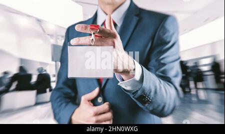 Uomo d'affari che mostra una carta nome d'identità vuota in una mostra Foto Stock