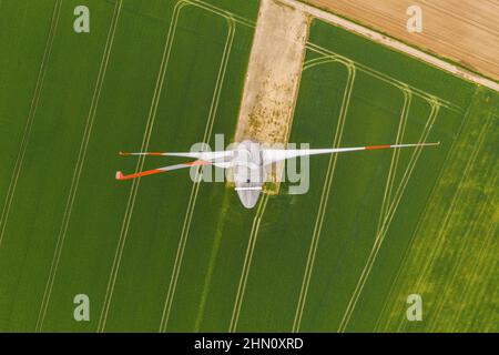 Immagine aerea dall'alto verso il basso della turbina eolica un dispositivo che converte l'energia cinetica del vento in energia elettrica che fornisce energia rinnovabile sostenibile Foto Stock